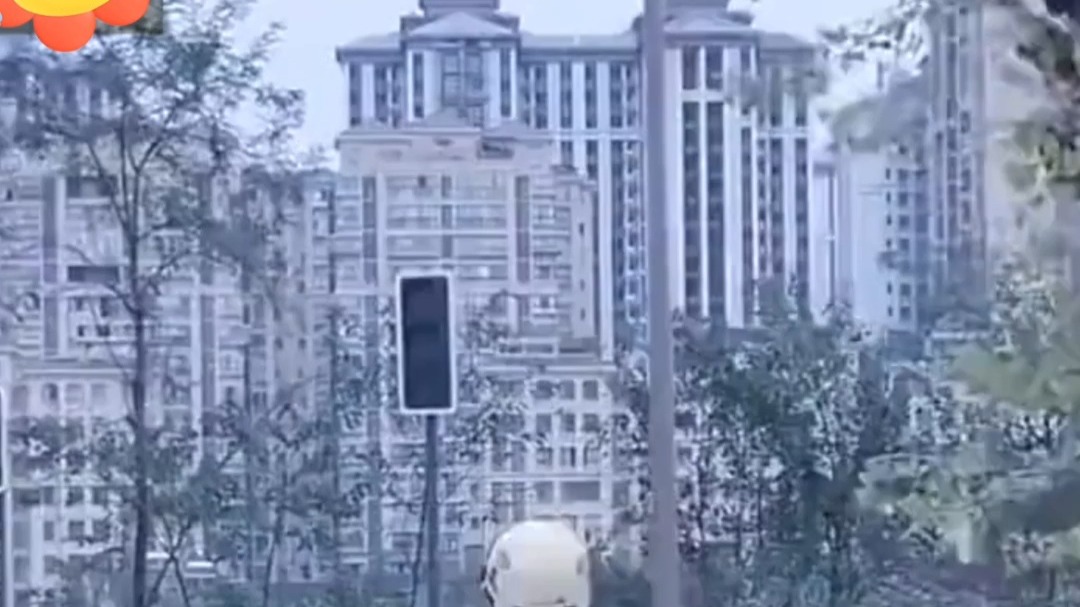 小哥骑电动车突然歪头，后车小姐姐一眼就明白