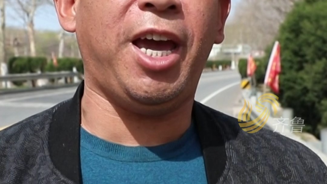 上班路上偶遇三轮车侧翻 驾驶员受伤， 退役军人立刻停车参与救