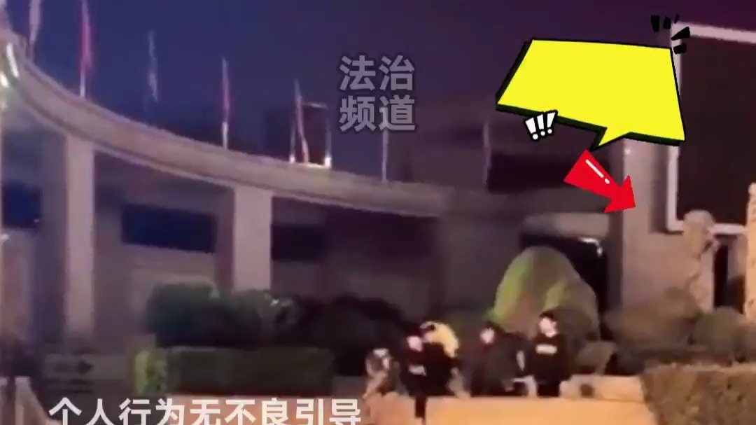 男生摔坏共享电动车 网友：素质在哪？