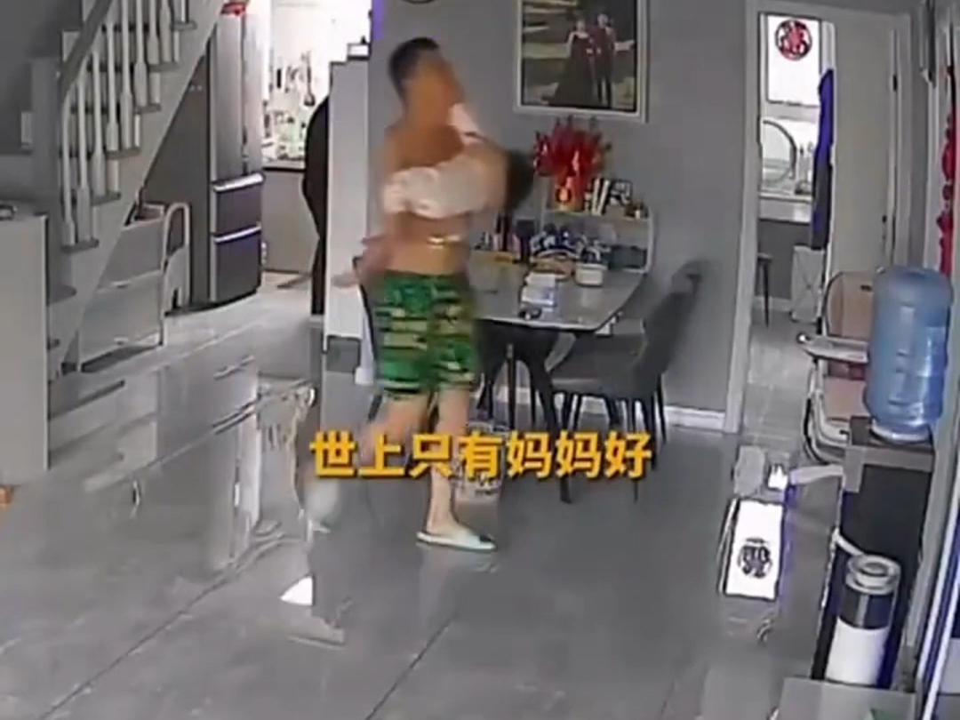 妈妈做饭 宝宝被爸爸抱走 宝宝高唱“世上只有妈妈好”成功唤