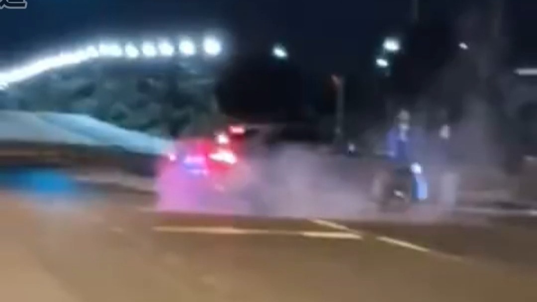 一车辆数次漂移 结果在意料之中 网友：悬着的心终于死透了