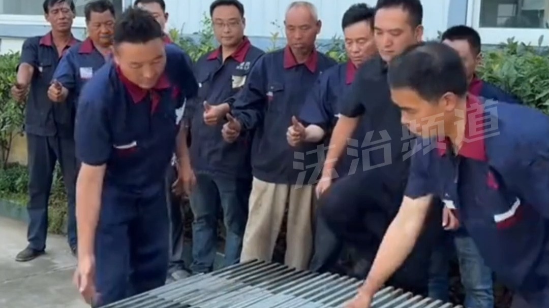 工人们自制多功能桌椅 可随意变形使用