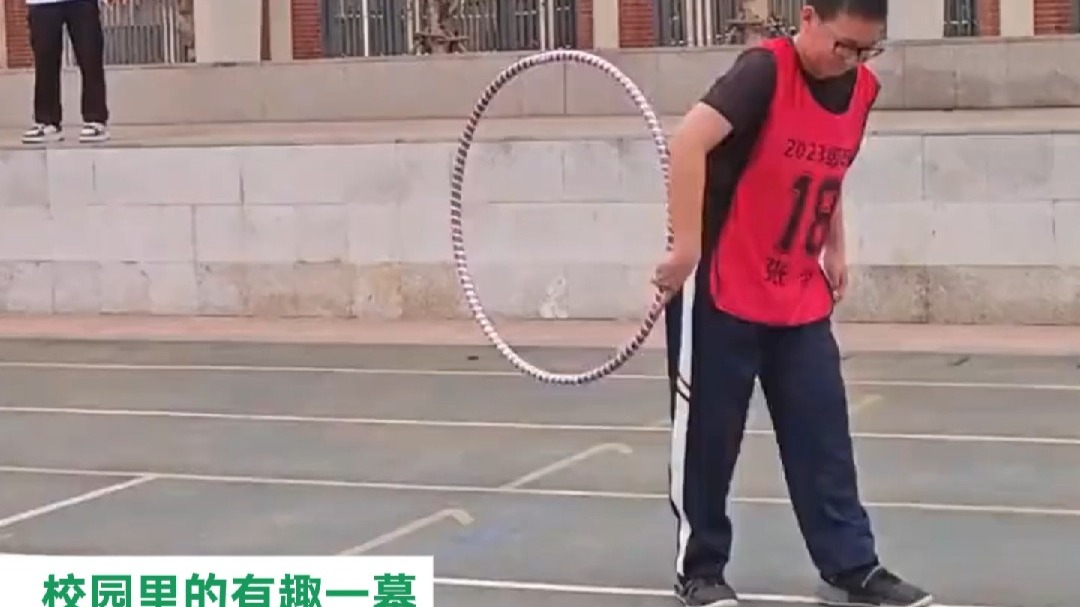 校园里的有趣一幕  十几名学生默契配合跳圈