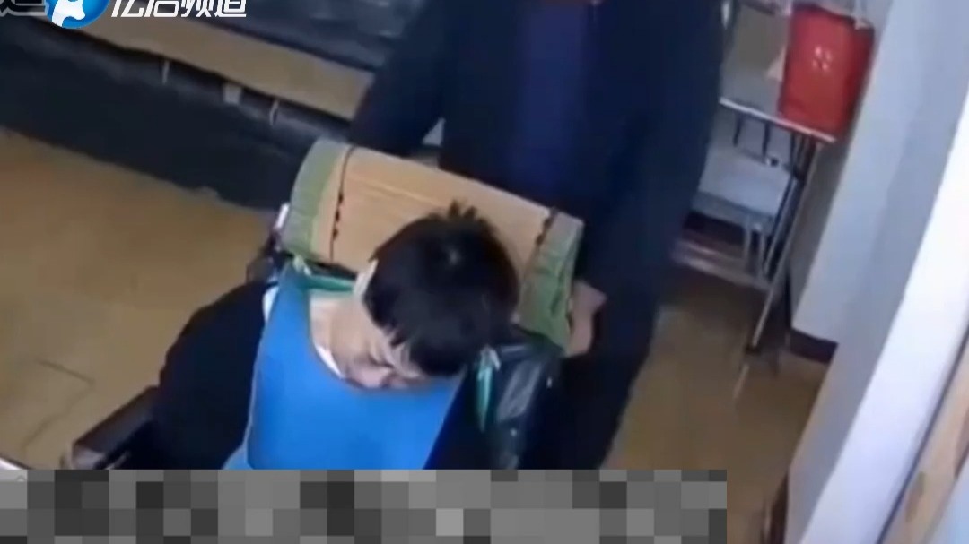 妻子得渐冻症坐轮椅 丈夫不管不问 保姆：回来后嘴里都是血