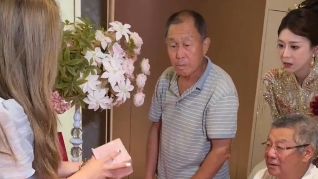 女子随礼掏出礼金抵用券，网友：做了我想做没做的事