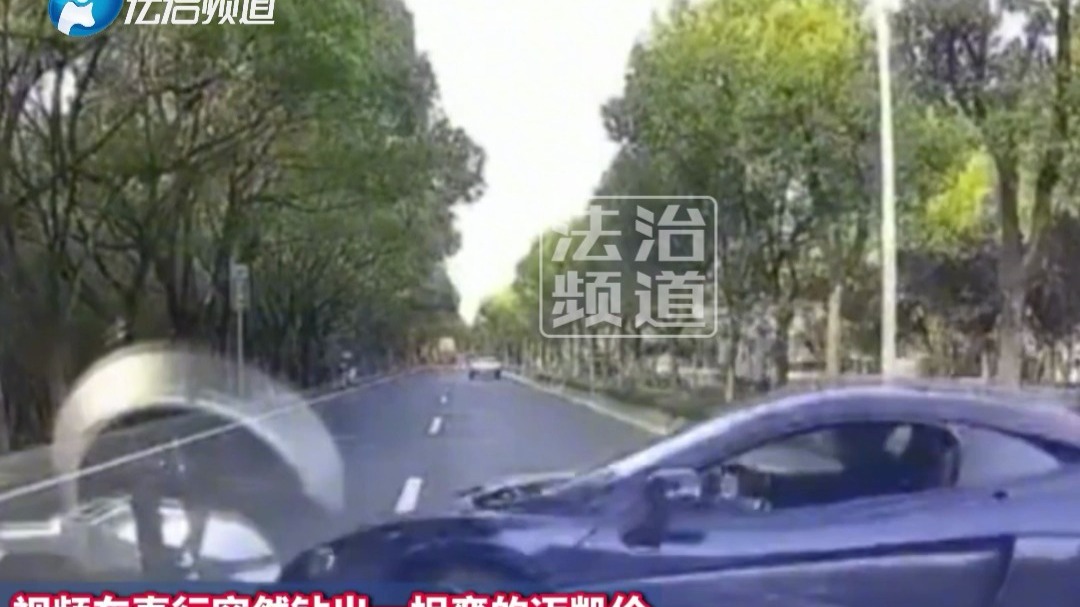 直行突然钻出一拐弯的车 网友：差一点点就撞上了