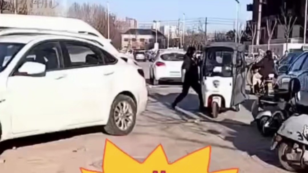 孩子到了校门口死活不下车 妈妈拽不下来当场崩溃 网友:成年