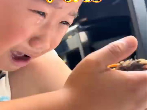小男孩养的小鸡去世 上一秒哭的稀里哗啦 下一秒真的很香！