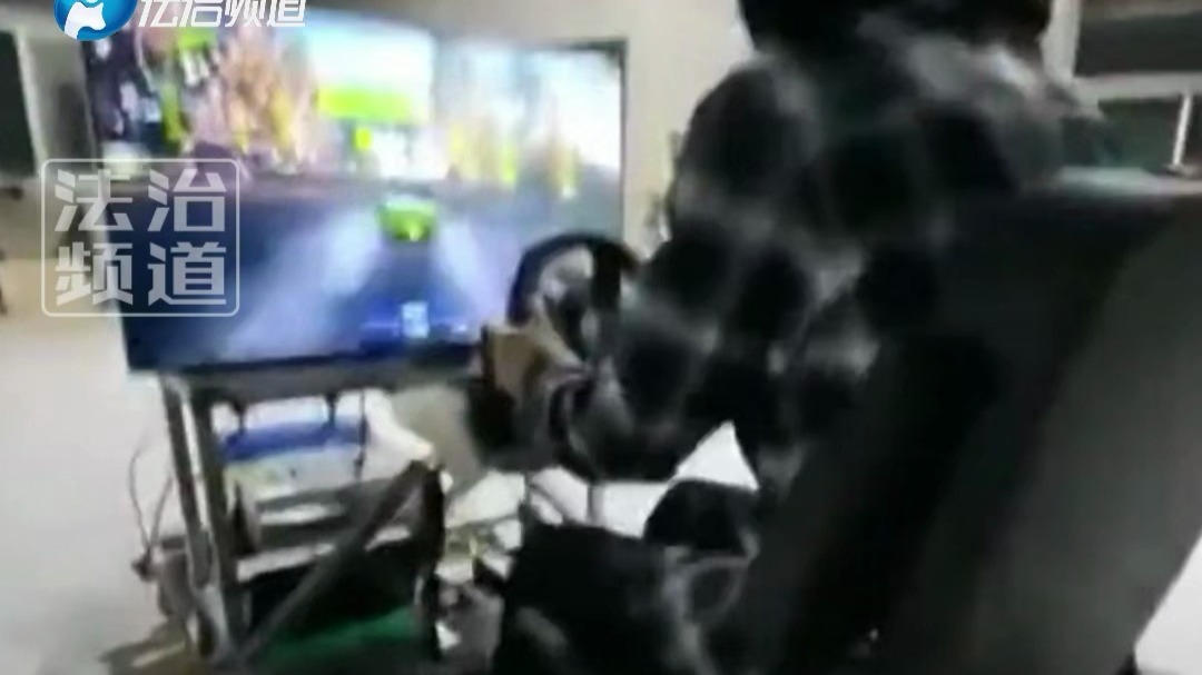 男子自制模拟开车屏幕和设施 仿佛真的在飙车非常刺激
