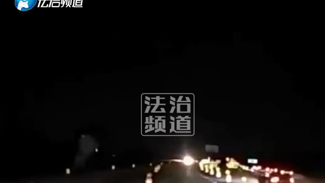国外大车高速上行驶没注意 下一秒撞到一行人