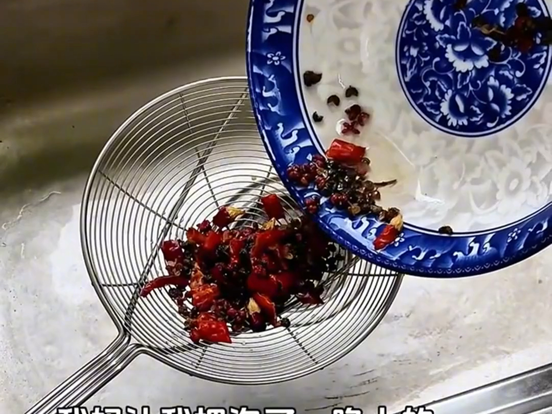 女子把泡了一晚上的花椒水过滤出来，直到倒完才意识到…