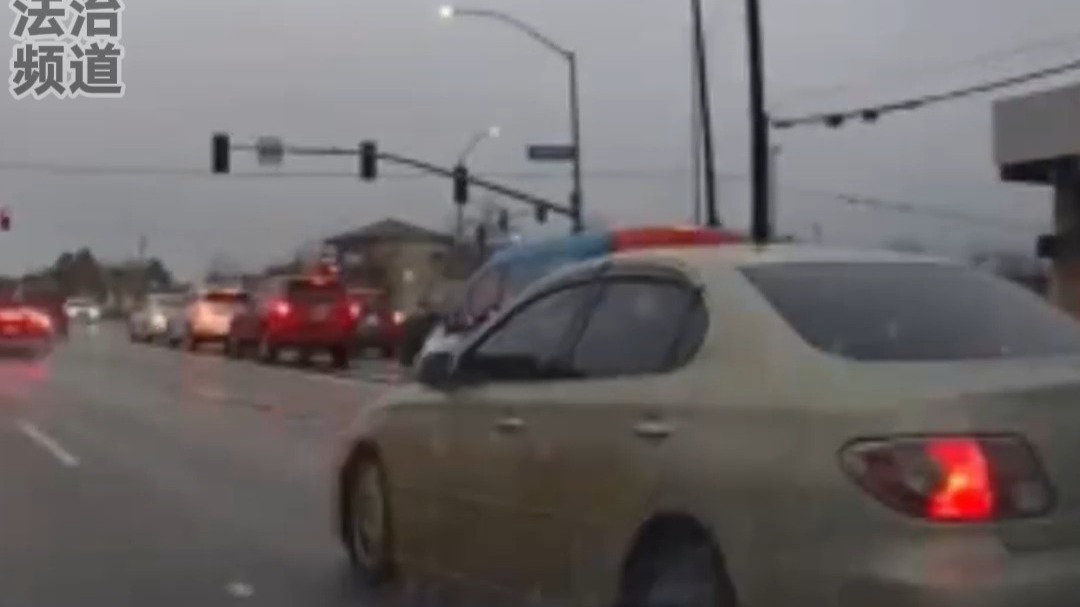 阴雨天一车辆不及时减速 直接撞上等红灯前车 网友：看的我好痛