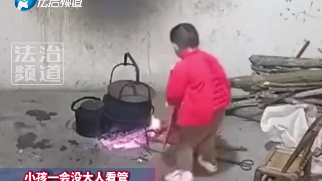 小孩拿着鞭炮到火炉边点燃 吓得拔腿就跑