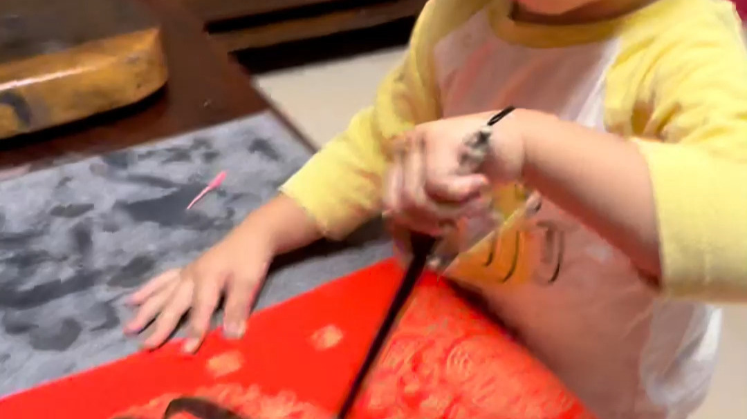 两岁11个月宝宝写对联行云流水，不像是学的，像是没忘干净的，网友