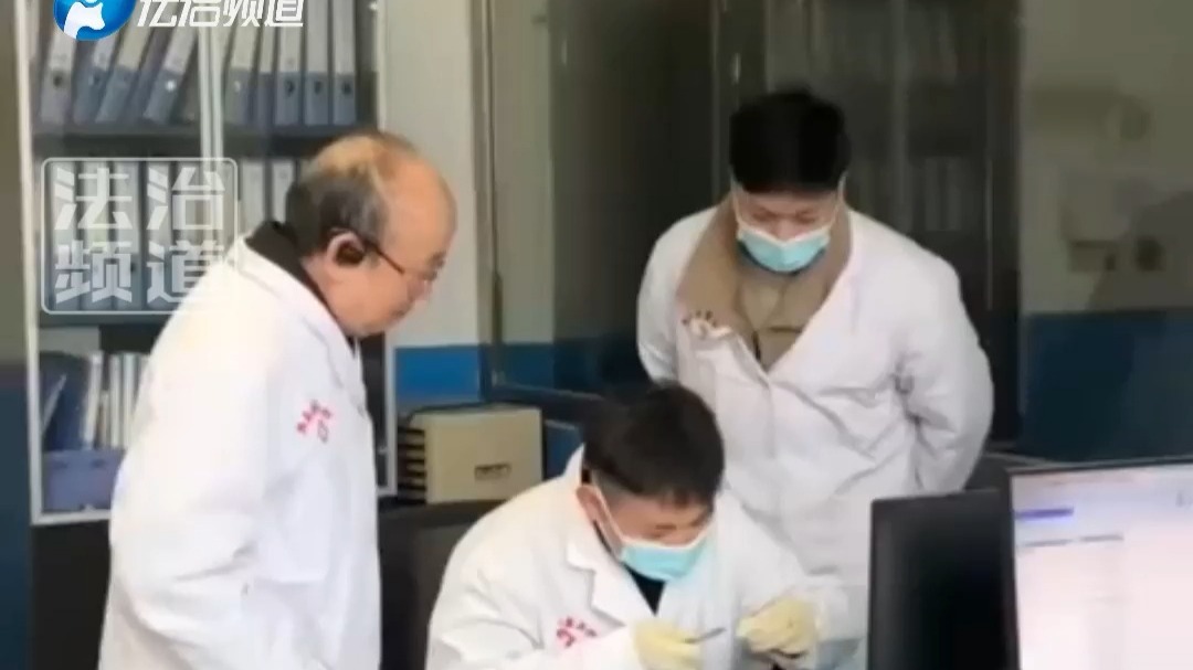老师第一次教学生穿外针线 学生竟然用起了奶奶穿针的技巧