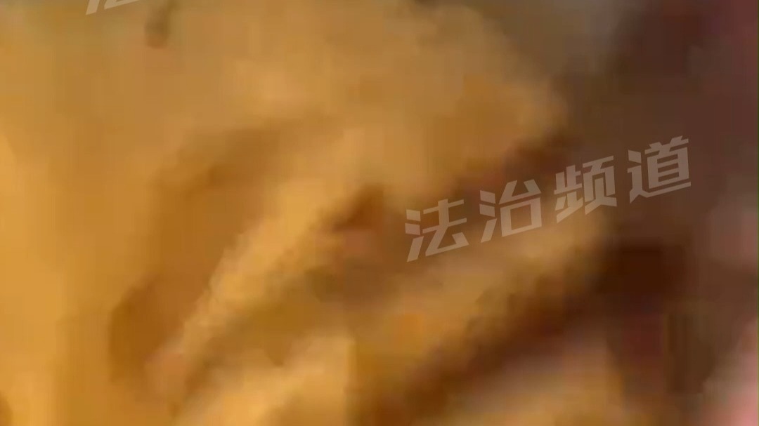 女生在家制作蜂窝糖，结果手忙脚乱