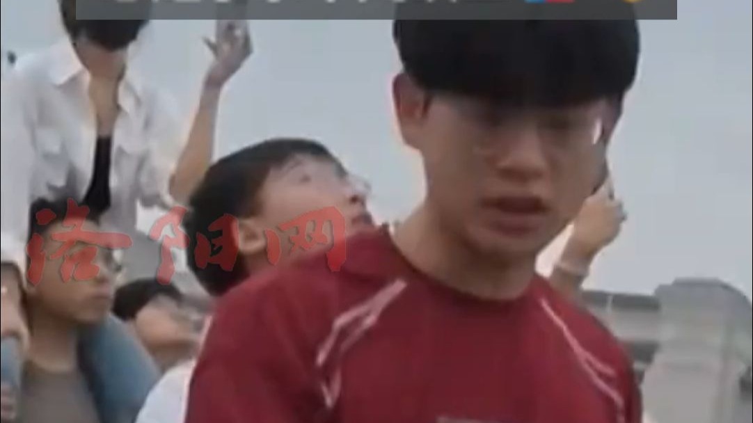 “再找几个人把他举起来，一辈子可能就这一次”，女生带脑瘫好友