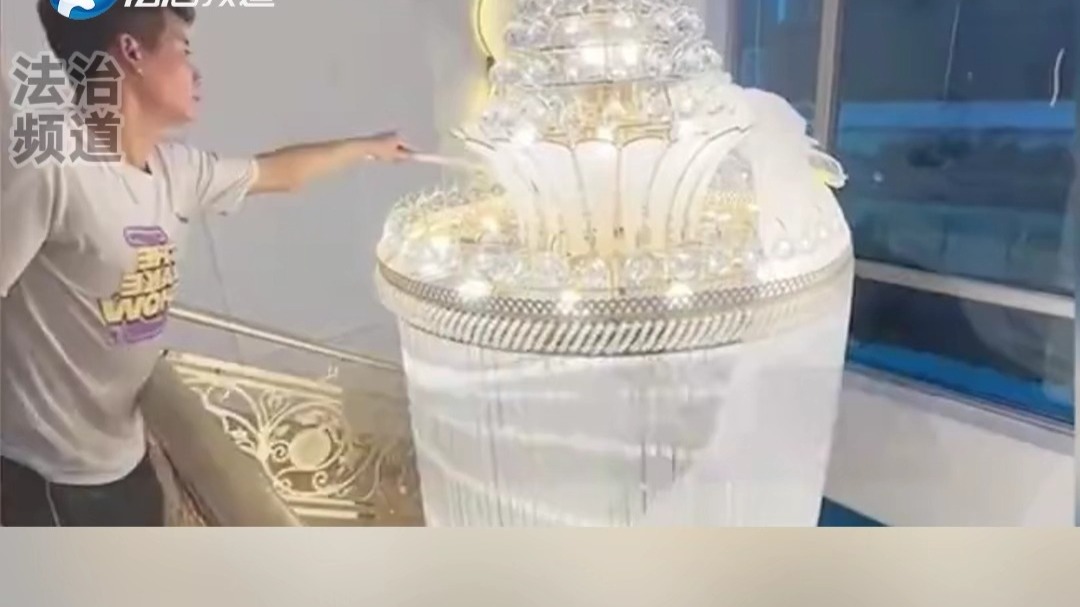 男子手持塑料棍 小心揭开吊顶的保护膜 网友：这预埋件得多重（K）