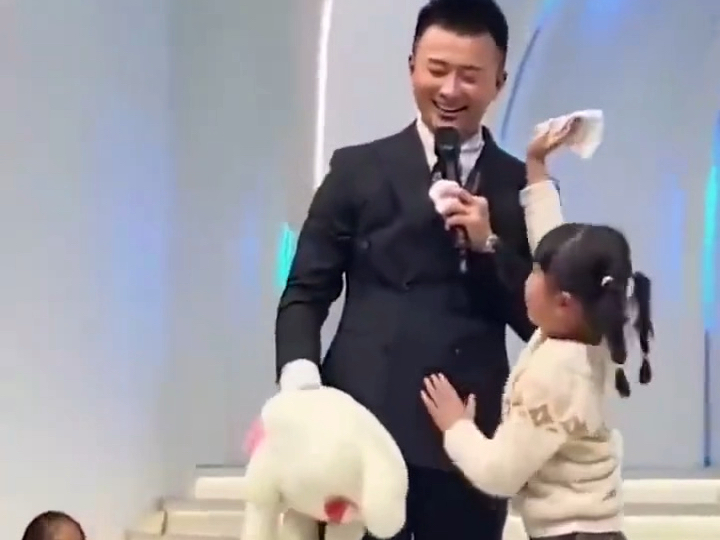 婚礼主持现场送娃娃大家都在伸手要的时候小孩出手了网友人情