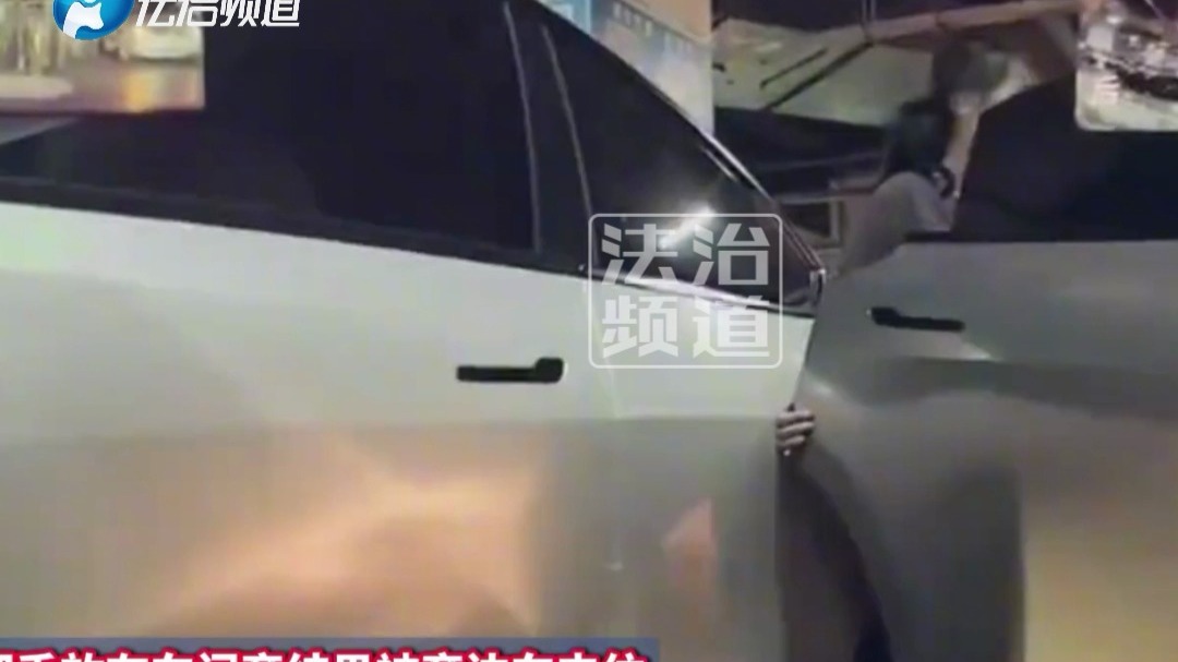 大妈把手放在车门旁 结果被旁边车夹住