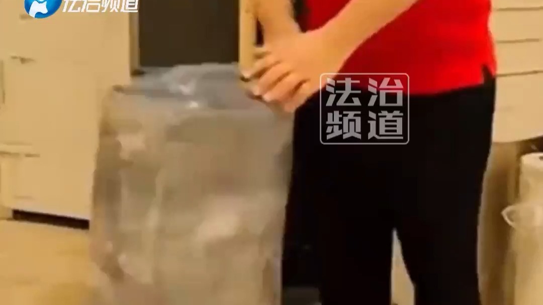 机场专门打包行李的机器 在箱子外裹上塑料薄膜 (钧)