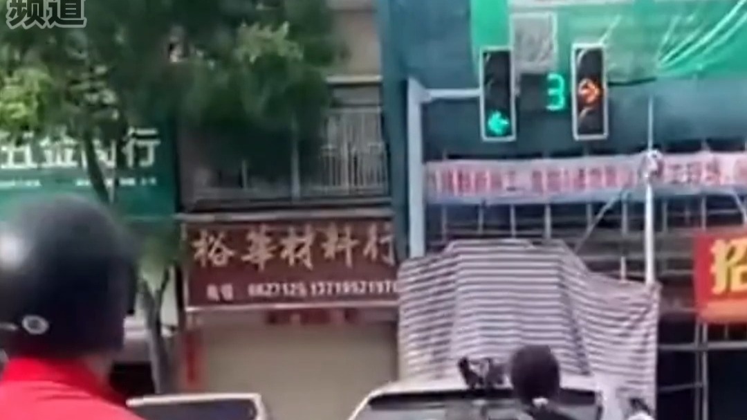 女子骑电瓶车追出轨男 随后把反光镜踢掉