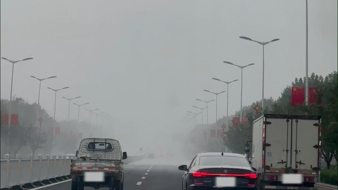 8月30日，山东威海。开车偶遇下雨分界线，第一次亲眼看见“局部