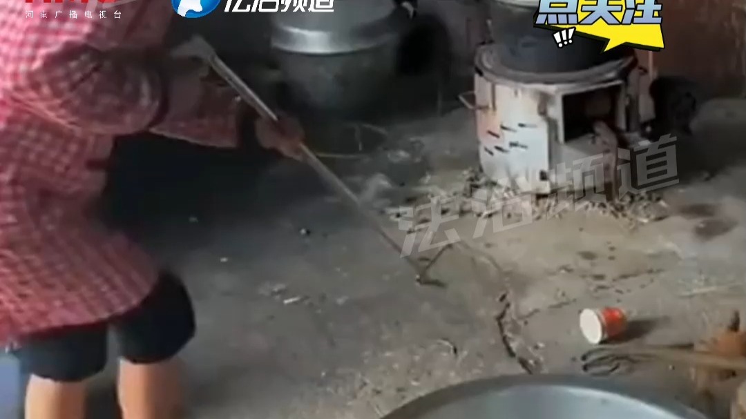 鱼儿钻进炉子里不出来 女子拿夹子将其夹出来