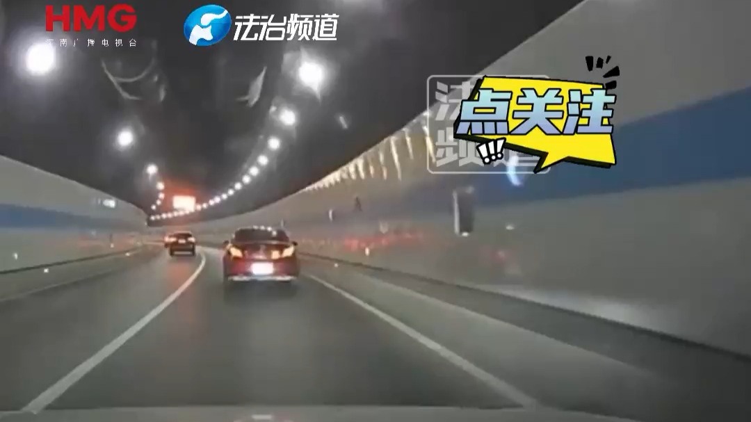 小车隧道正常行驶 突然发生自燃 瞬间化身火车（钧）