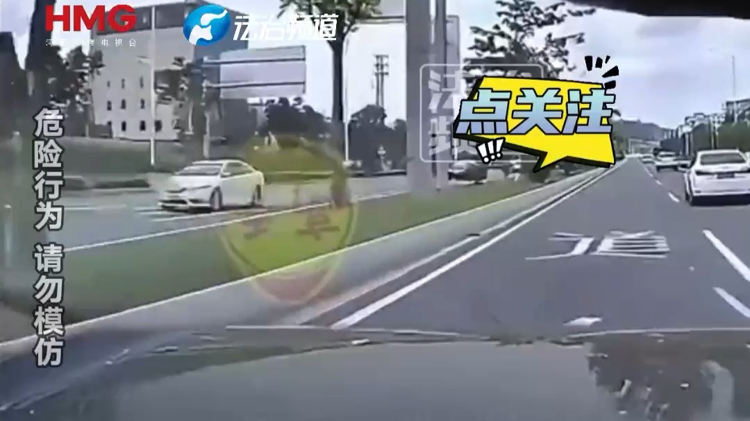 前方车辆强行加塞 小车一怒之下直接顶翻