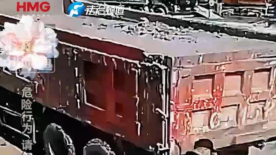 男子拉开货车后门 卸下满车泥浆