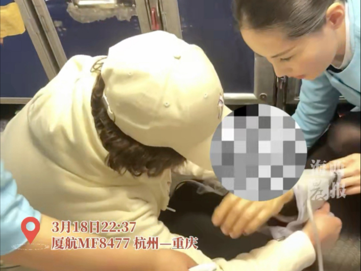 在厦航飞机上，女子高空晕 ，“医鹭”联手救护。