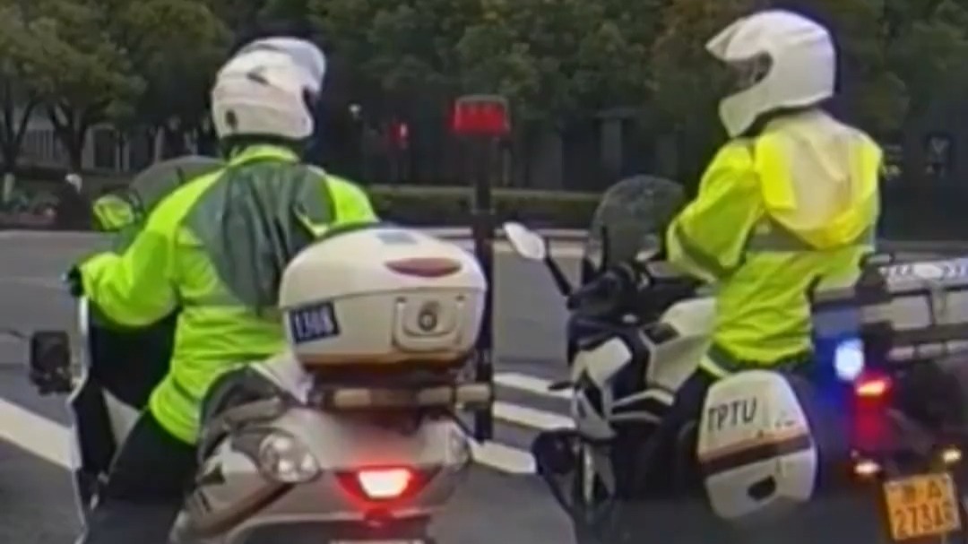 外卖小哥闯红灯撞倒交警，交警：此时的我真的很想报警，过马路记得