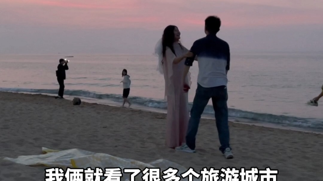 近日，山东威海。跨国恋情侣相约威海，男生在海边向女友求婚。网