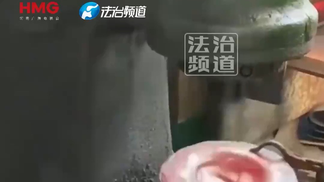 男子将加热的铁片放在机器上 启动后不断调整制作出成品