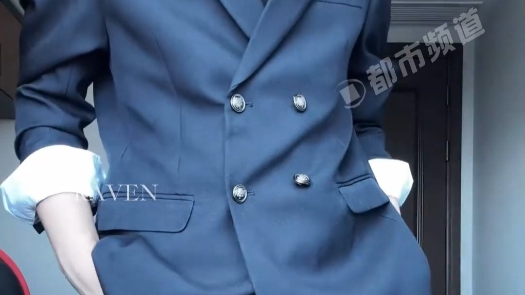 姿势越怪拍照越好看？ 同一件衣服差距这么大“这姿势摆出来感