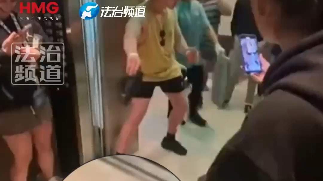 外国乘客在电梯里等了30分钟 只为把“周五”地砖换成“周六