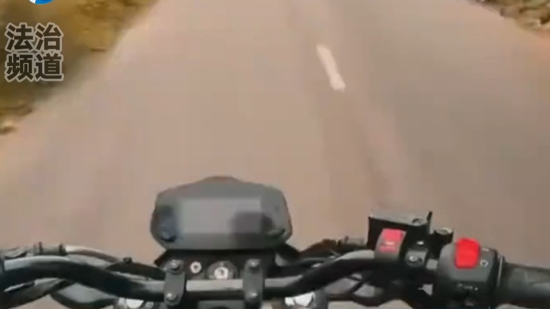 男子骑车中途突然加油 为了节省时间也是拼了