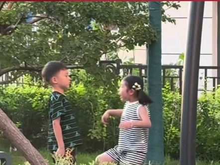 第一次见这么文明的吵架，姐弟俩发现被偷拍 立马熄火一致对外