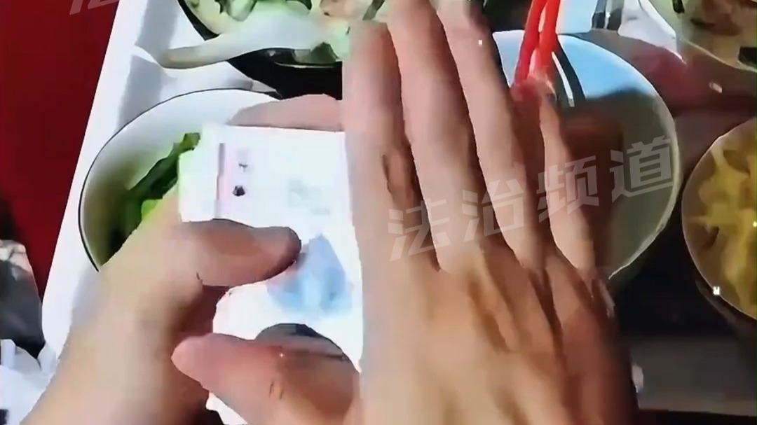 男子喝高了给网友展示牌技