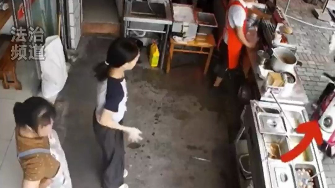 男子骑车失控冲进早餐店 滚烫的食物被撞洒一地 店家:万幸没