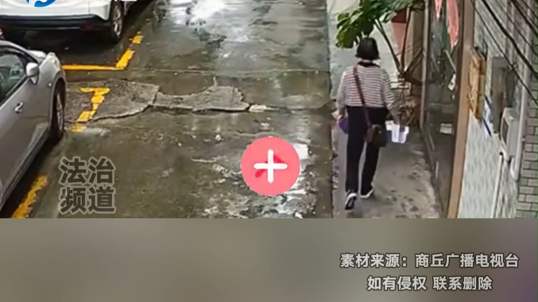 女子躲避绿植 结果突然身体失衡 直接撞上迎面行驶的轿车 网