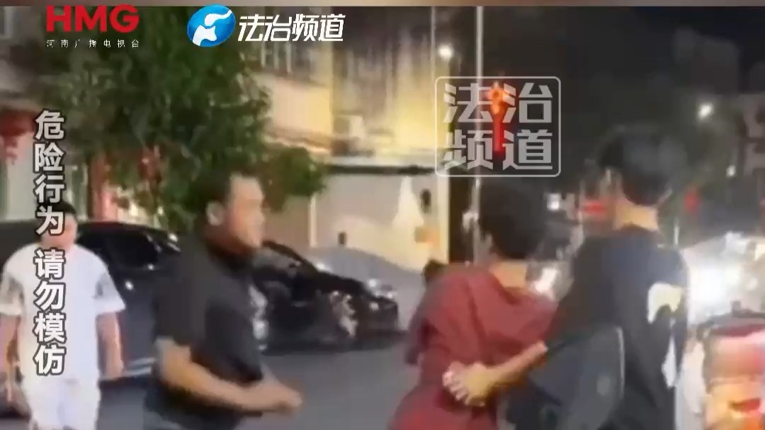 男子大街上耍酒疯砸电动车 被路人一起制止