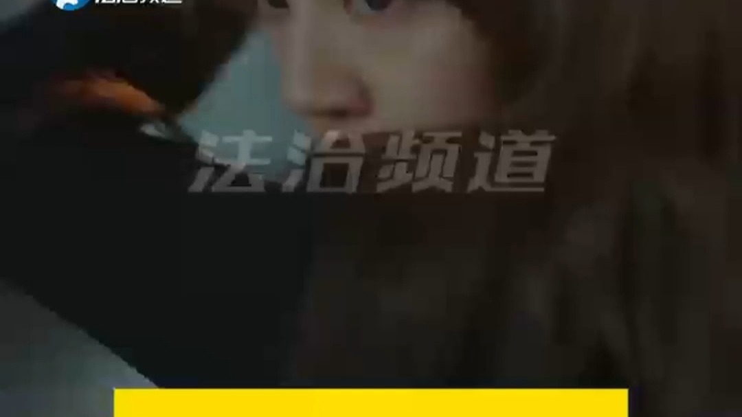 小轿车逆行停车不听路人劝告 反问道：关你啥事 路人酒后竟拿锤