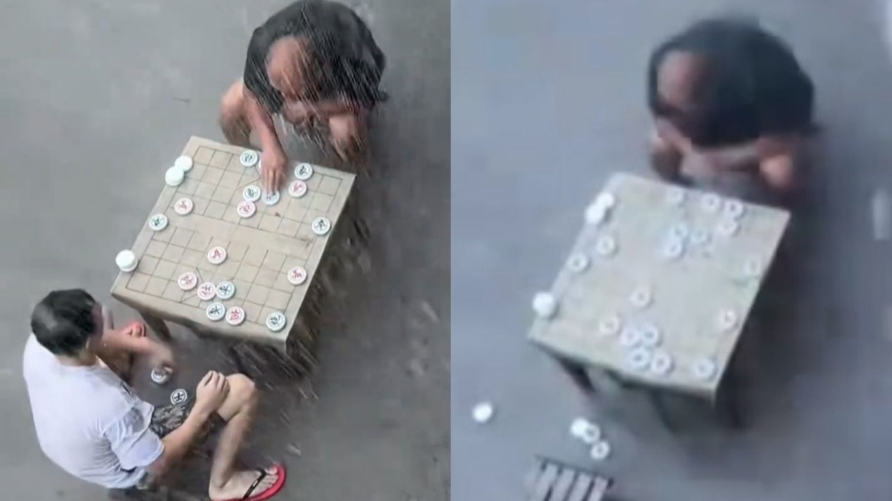 大爷和小伙对弈棋差一招败北，雨中复盘4小时；网友：大爷让我相信