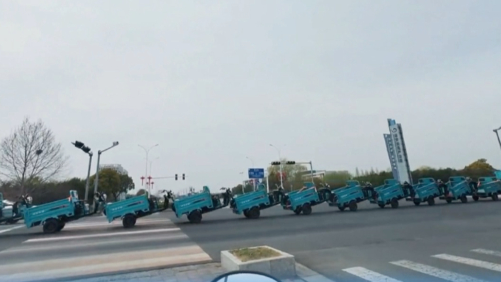 马路上惊现“火车”？什么样的火车能到大马路上！