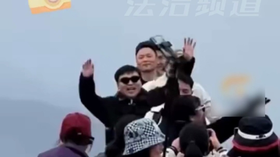 阿姨登山“征用”8个路人小伙 要山要水要自由还要8个男人 网