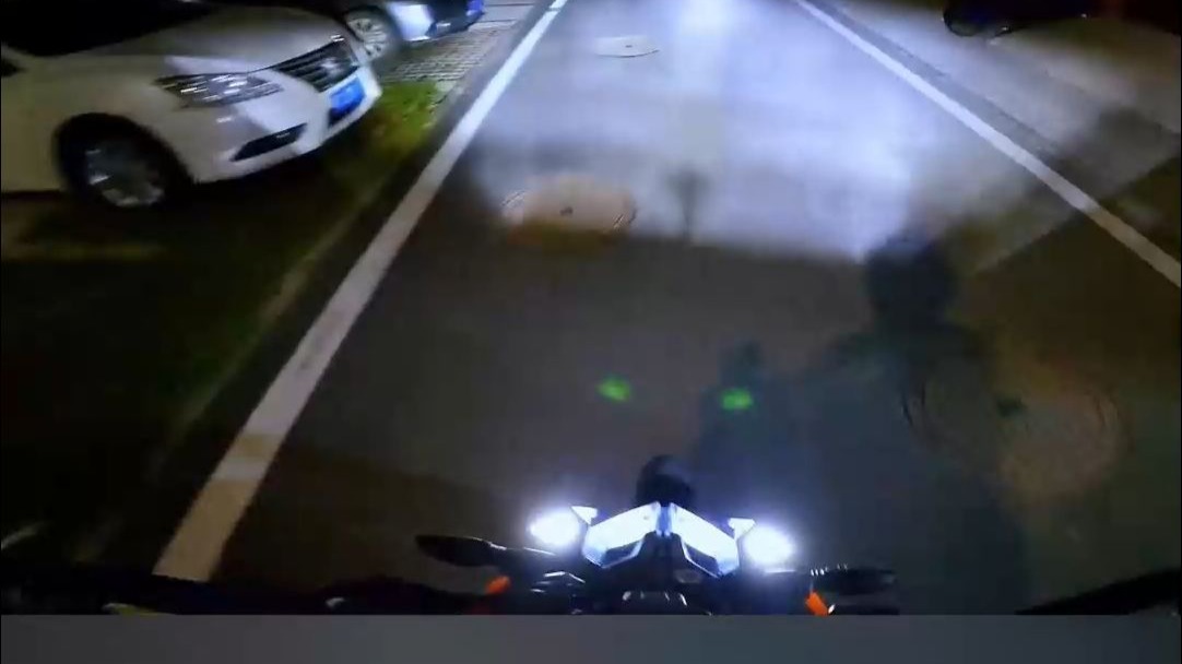 摩托车进小区太响怎么办 小哥：我有的是力气和手段