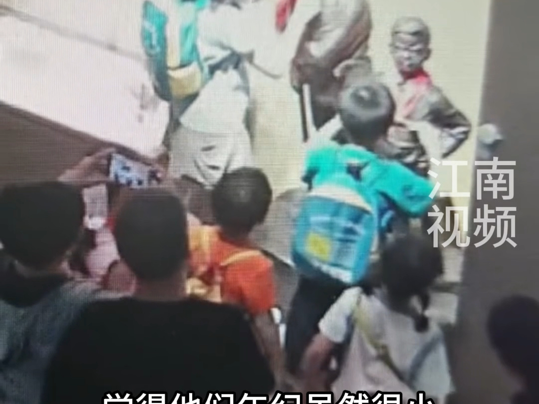 8月15日（报道），“我觉得这条红领巾应该给他们”#给“小英雄”戴
