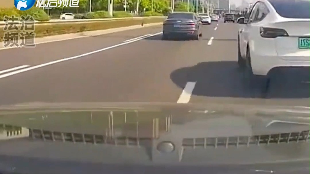 白车加塞未成功 随后便开始恶意别车